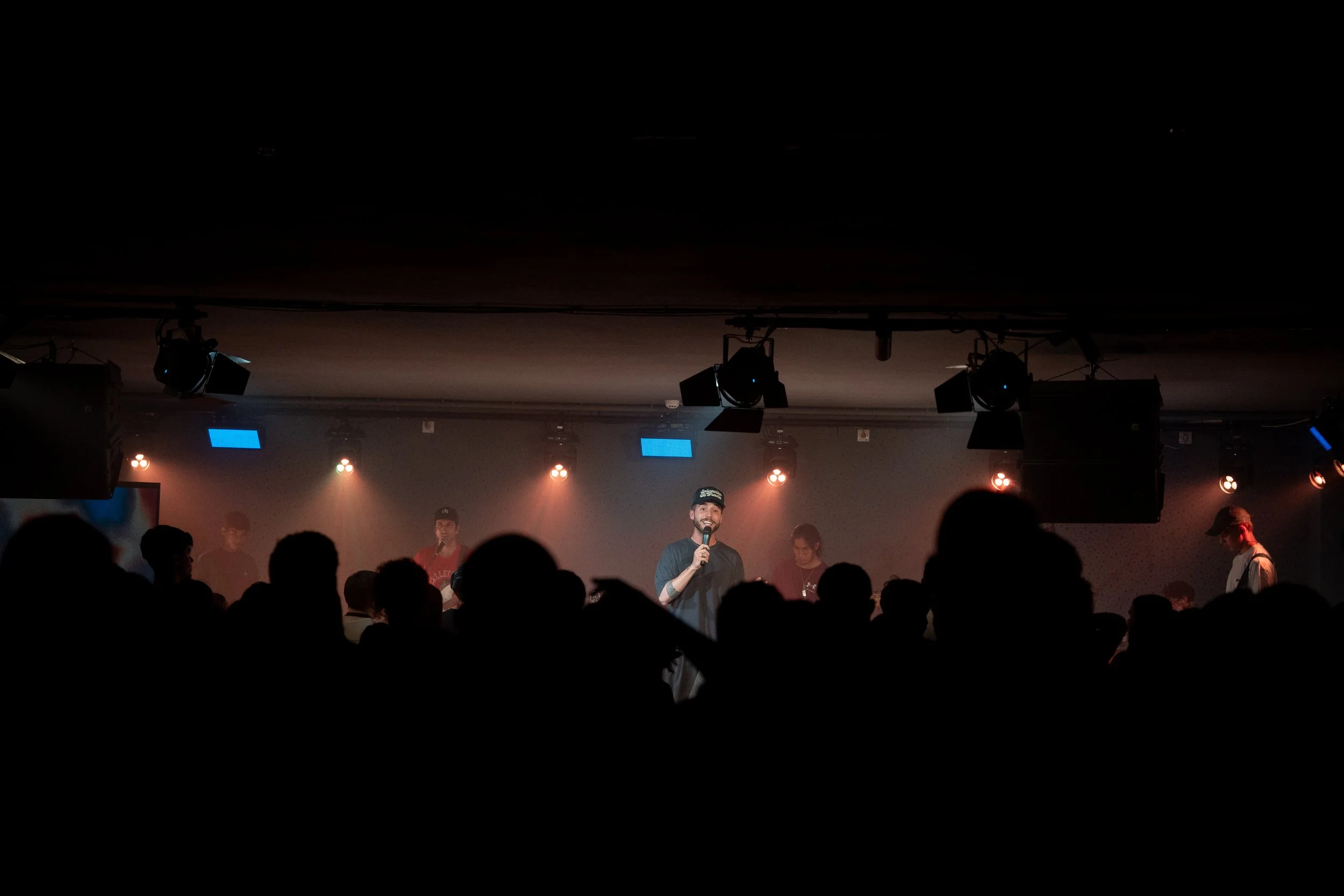 Espaço intimista de apresentação ao vivo, equipado com iluminação profissional e acústica adequada, ideal para palestras, gravações, ensaios e pequenos concertos.