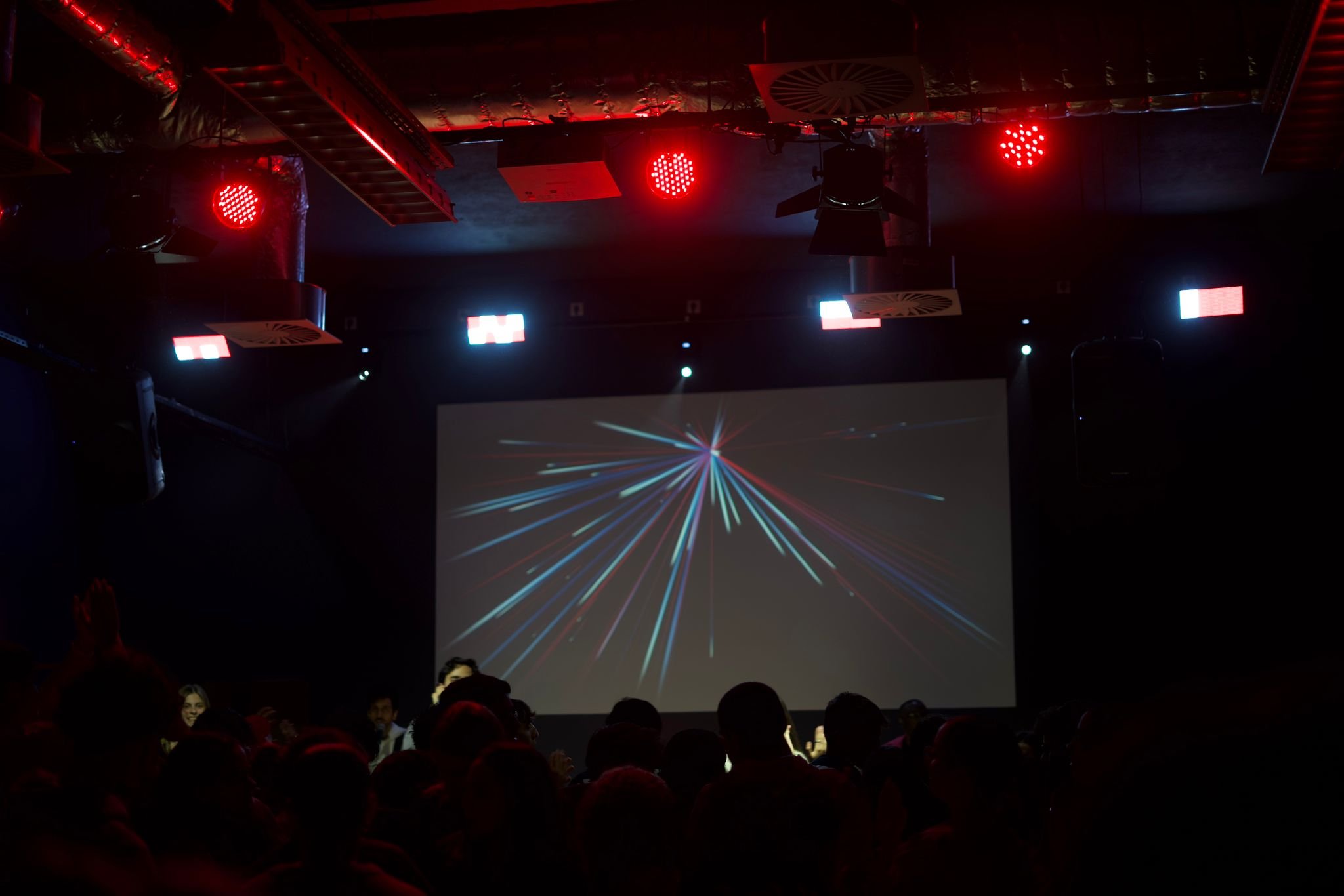 Espaço multimédia preparado para experiências imersivas, combinando projeção de alta qualidade, iluminação profissional e ambiente envolvente para eventos, apresentações e espetáculos ao vivo.