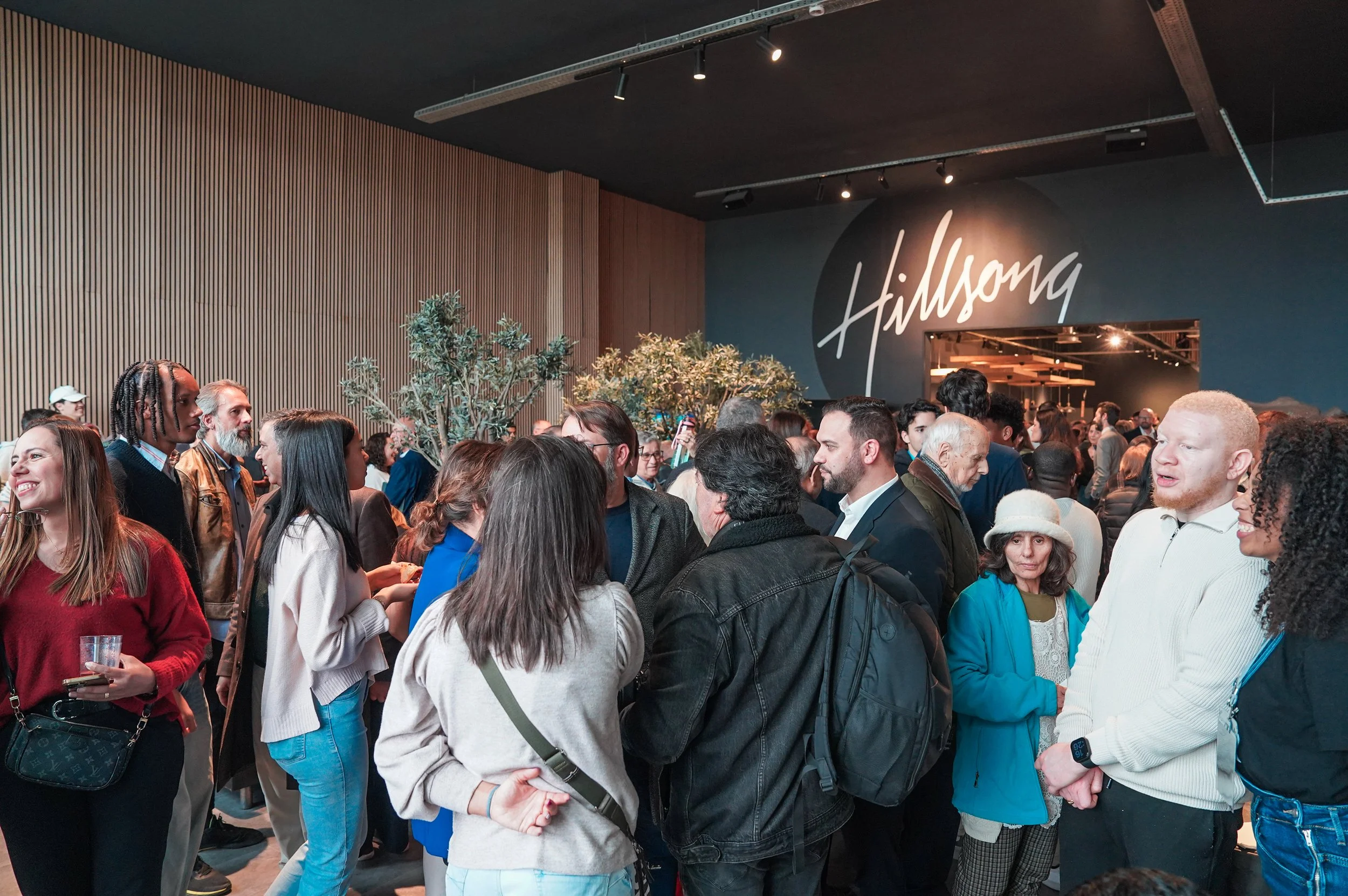 Área de receção e convivência elegante e contemporânea, ideal para acolher visitantes, promover interação e criar um ambiente confortável antes e após eventos.