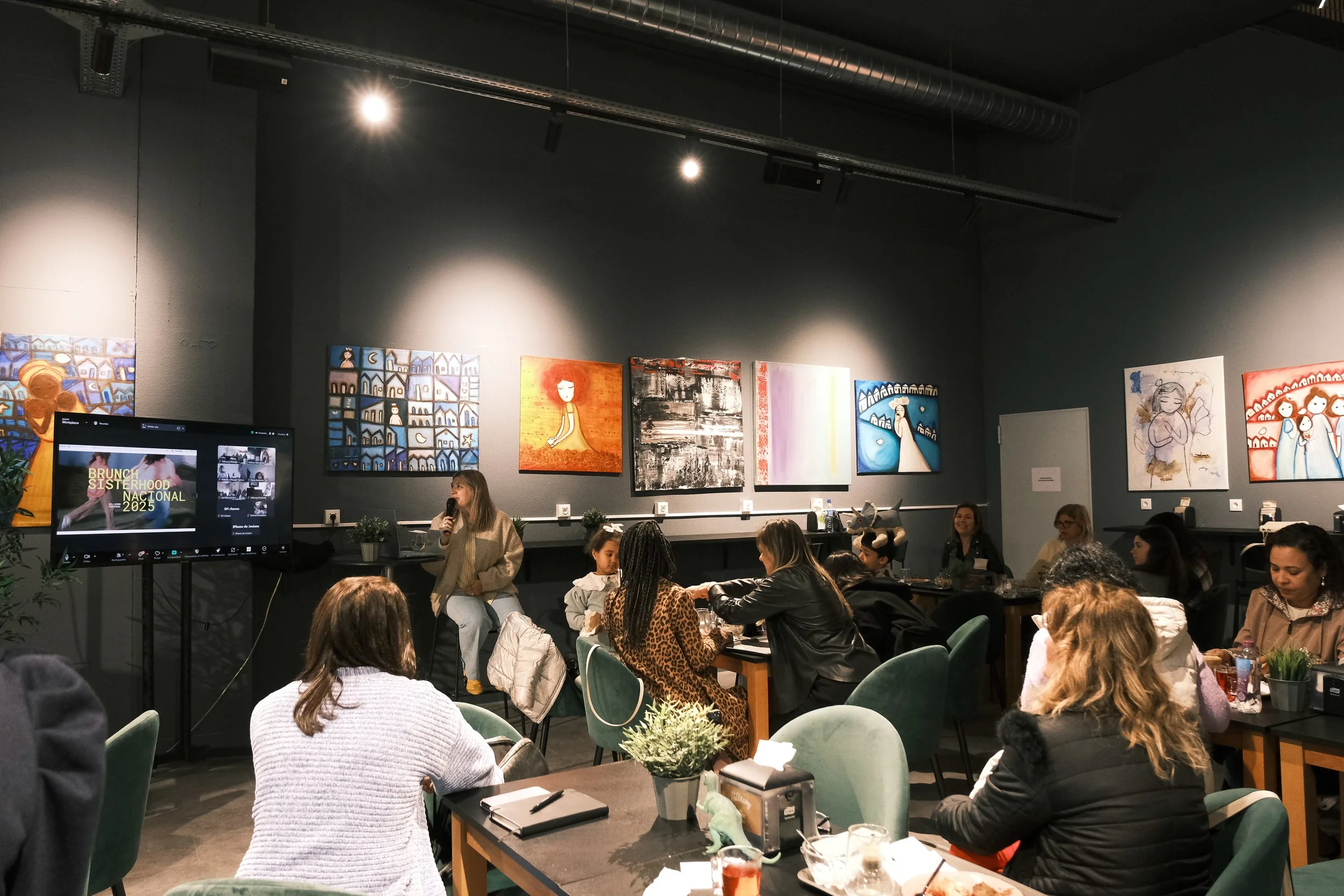 Espaço versátil e inspirador, ideal para workshops, reuniões, gravações, pequenos eventos e encontros criativos, equipado com infraestrutura audiovisual e ambiente confortável.