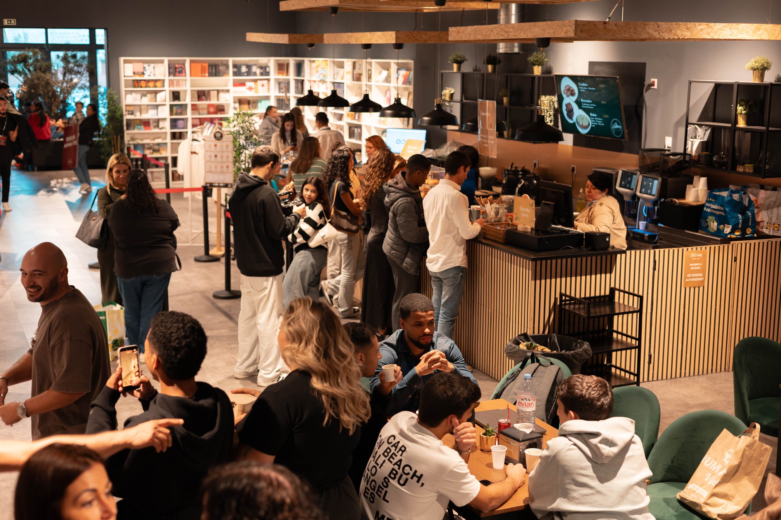 Café e área social contemporânea dentro do edifício, perfeita para pausas, networking e momentos de convívio antes, durante ou após eventos.