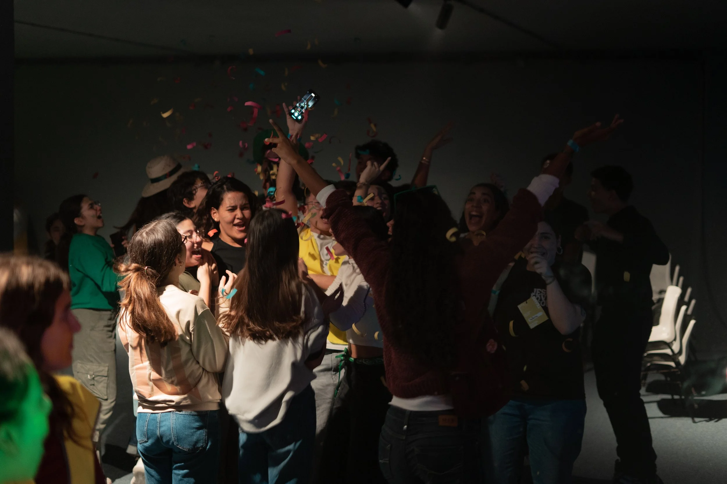 Ambiente vibrante e dinâmico ideal para eventos sociais, celebrações, experiências comunitárias e momentos de convívio em grupo.