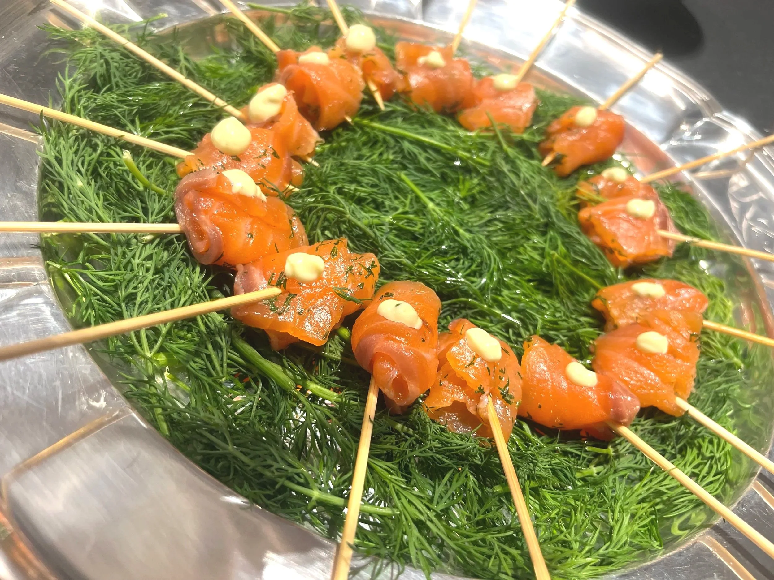 Salmon marinado con salsa de eneldo