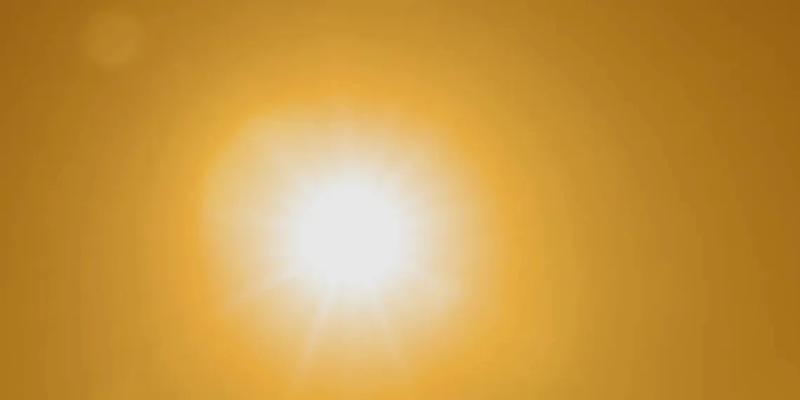Blurred image with a bright central light and a yellowish background.