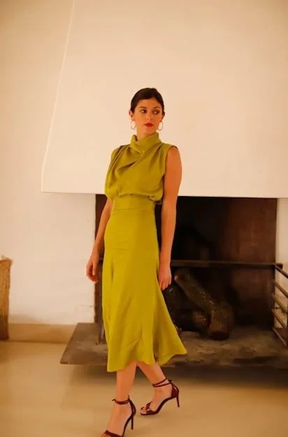 Vestidos lisos de tonos vitamina para invitadas que buscan inspiración.jpeg