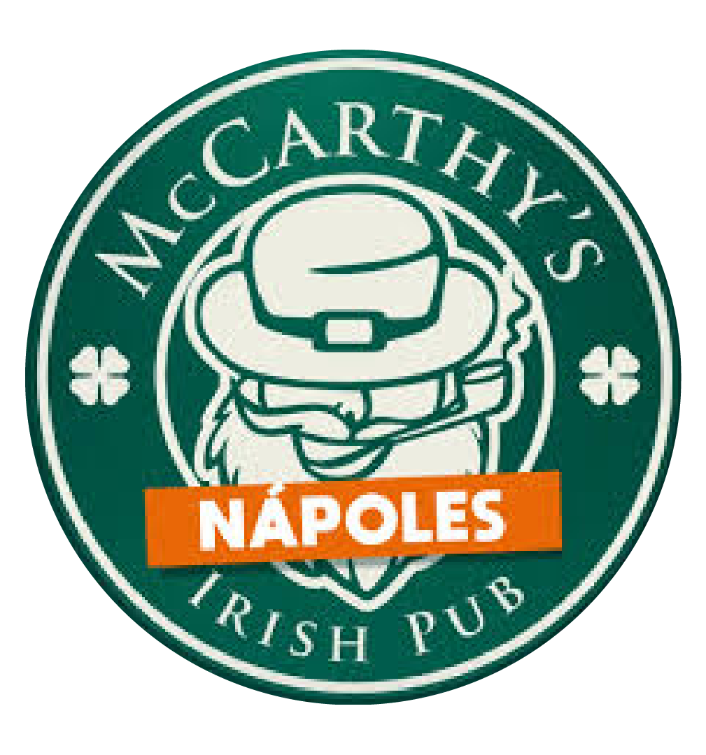 Logo de un pub irlandés llamado 'McCarthy's Irish Pub' con un personaje caricaturesco con sombrero y gafas, sosteniendo dos platos, con la palabra 'Nápoles' resaltada en una banda naranja.