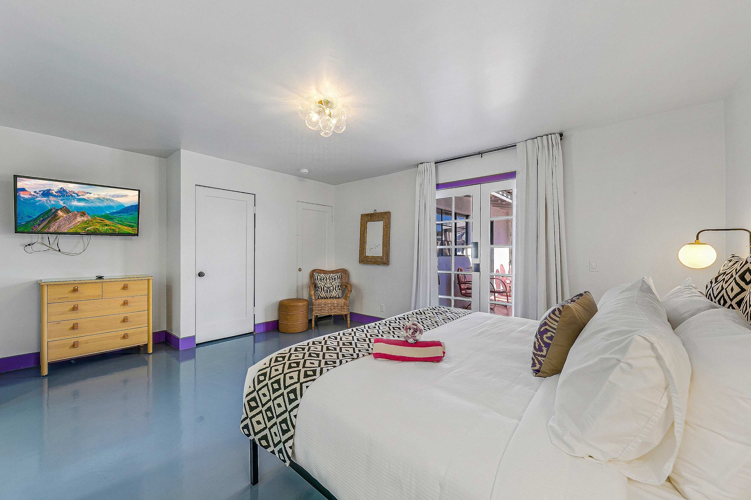 King + Twin Daybed Room