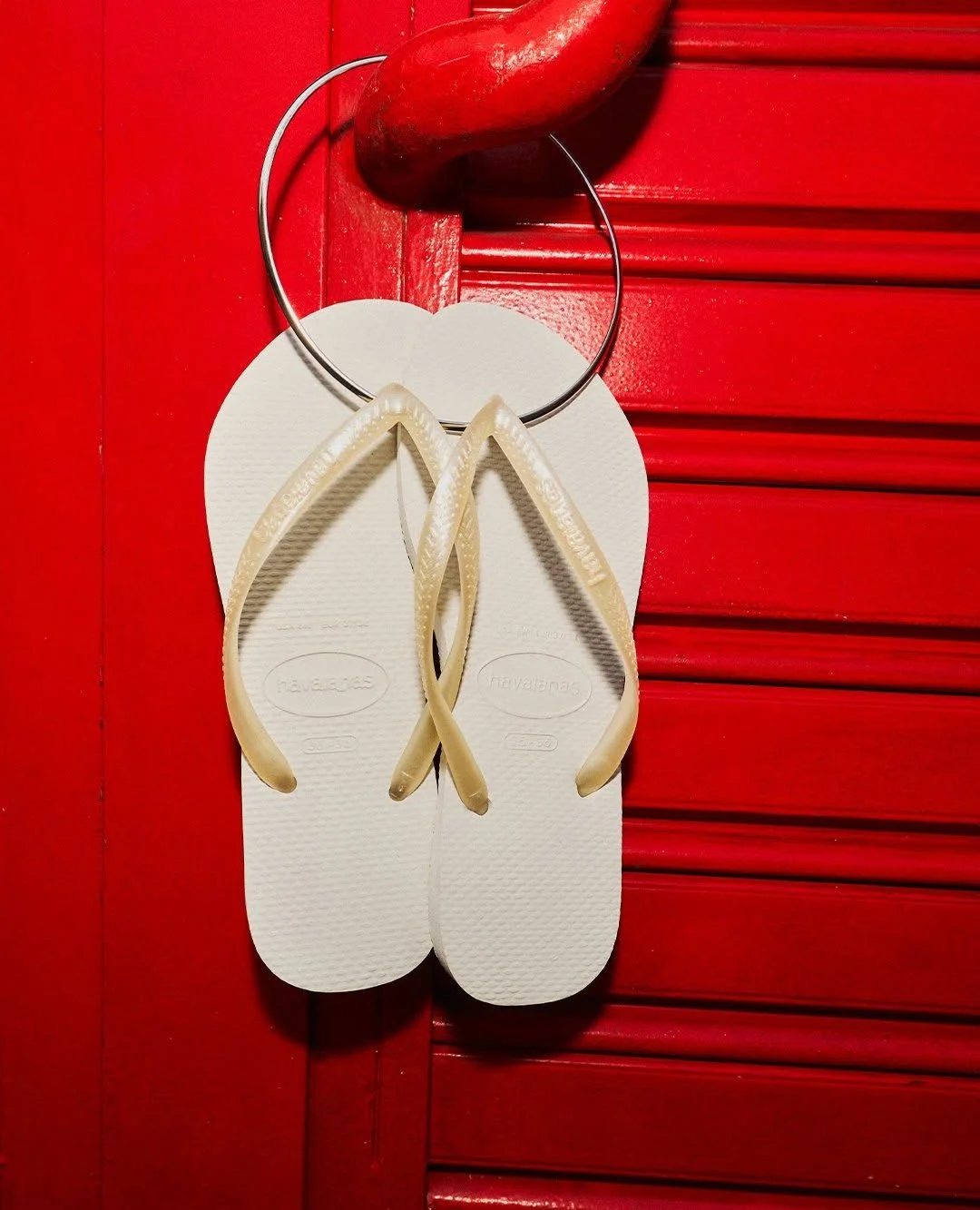 Straight from Brazil to your summer wardrobe. @myrackroomshoes now has Havaianas&hellip; and yes, you need a pair. 🩴

#myrackroomshoes #havaianas #flipflops