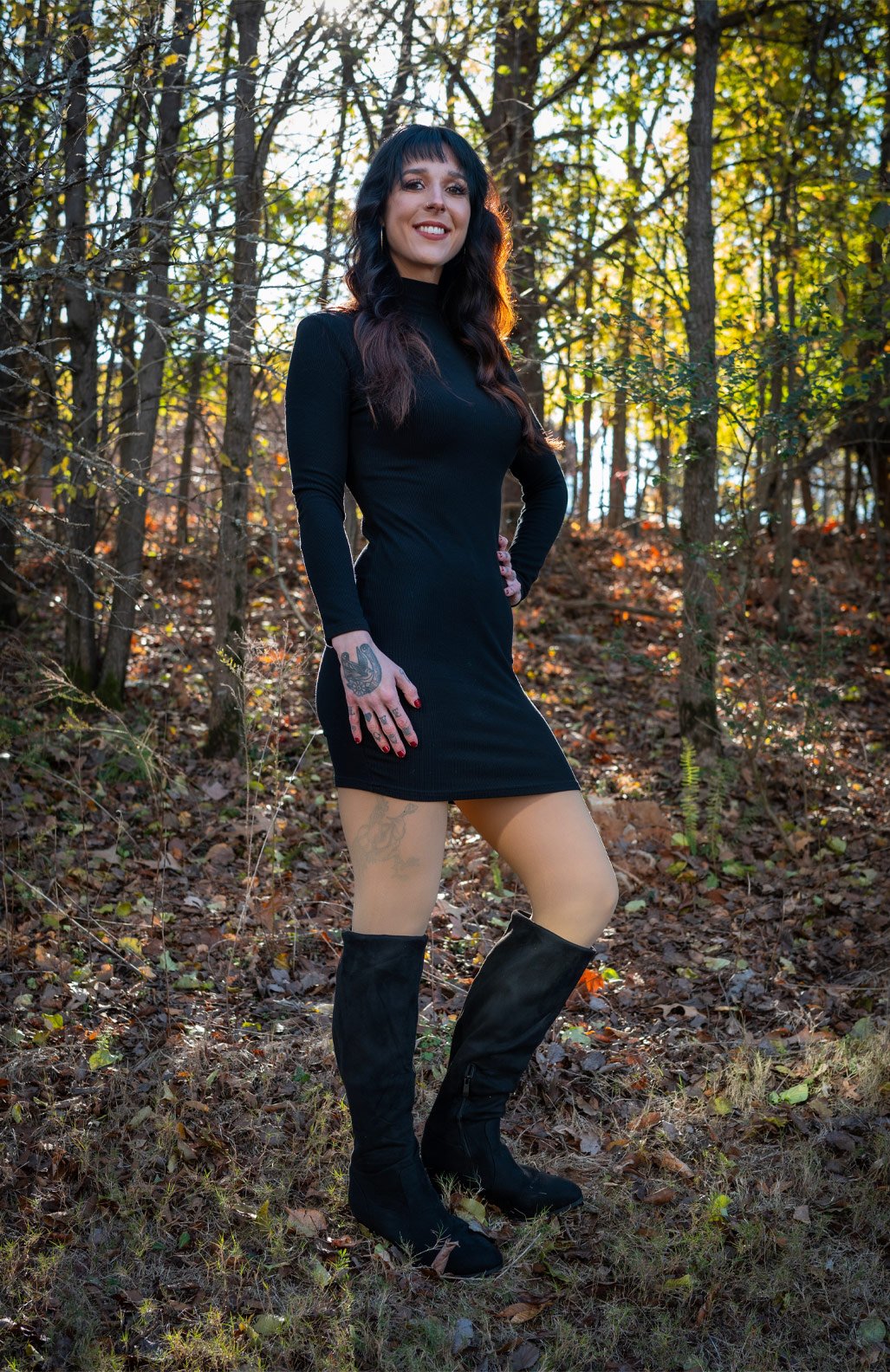 Hannah Smothers ( Dyedarlin ) in the woods, smiling at the camera.