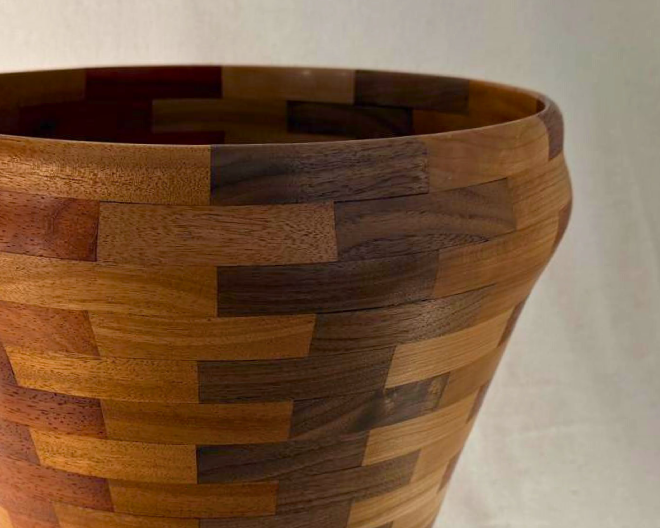 Rim close-up showing segmented construction at the lip and interior brick pattern.