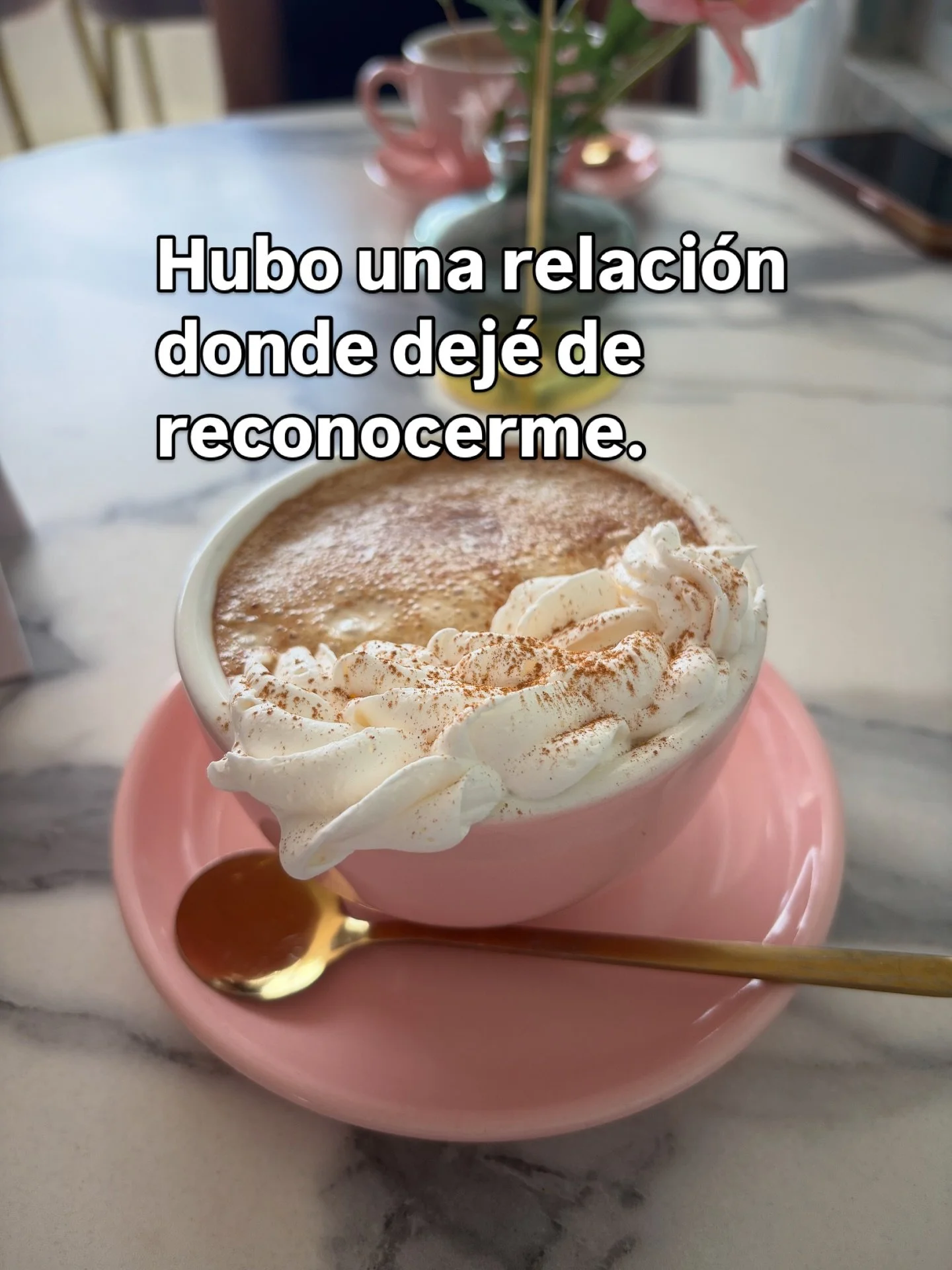 A veces no te pierdes de golpe&hellip;
te vas dejando en partes peque&ntilde;as para que la relaci&oacute;n funcione.

Y cuando termina, no solo duele la persona&hellip;
duele no saber qui&eacute;n eres sin ella.

Pero eso que sientes no es el final.