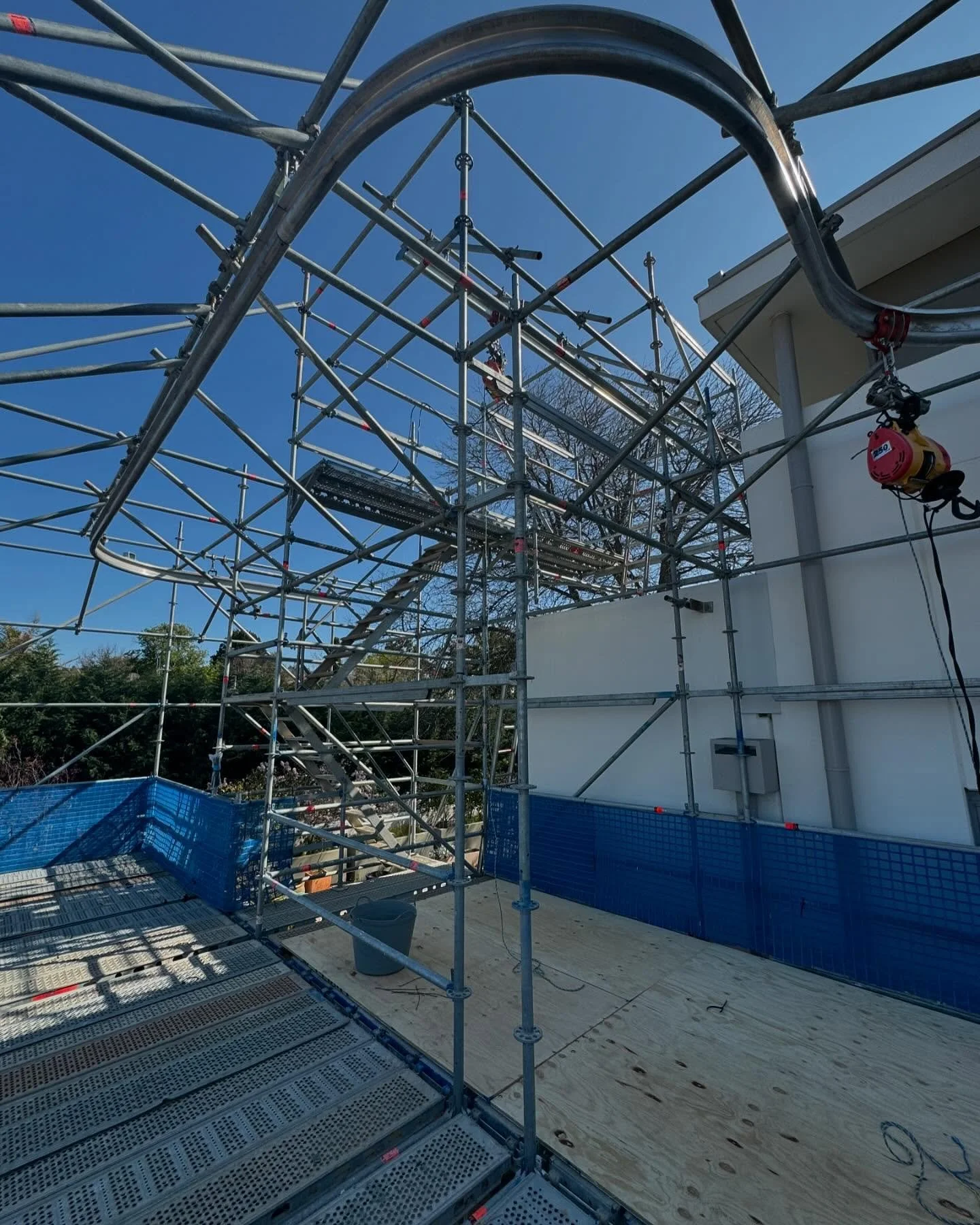 Scaffold set up with monorails to access two levels of balconies 💪🏽⚒️
