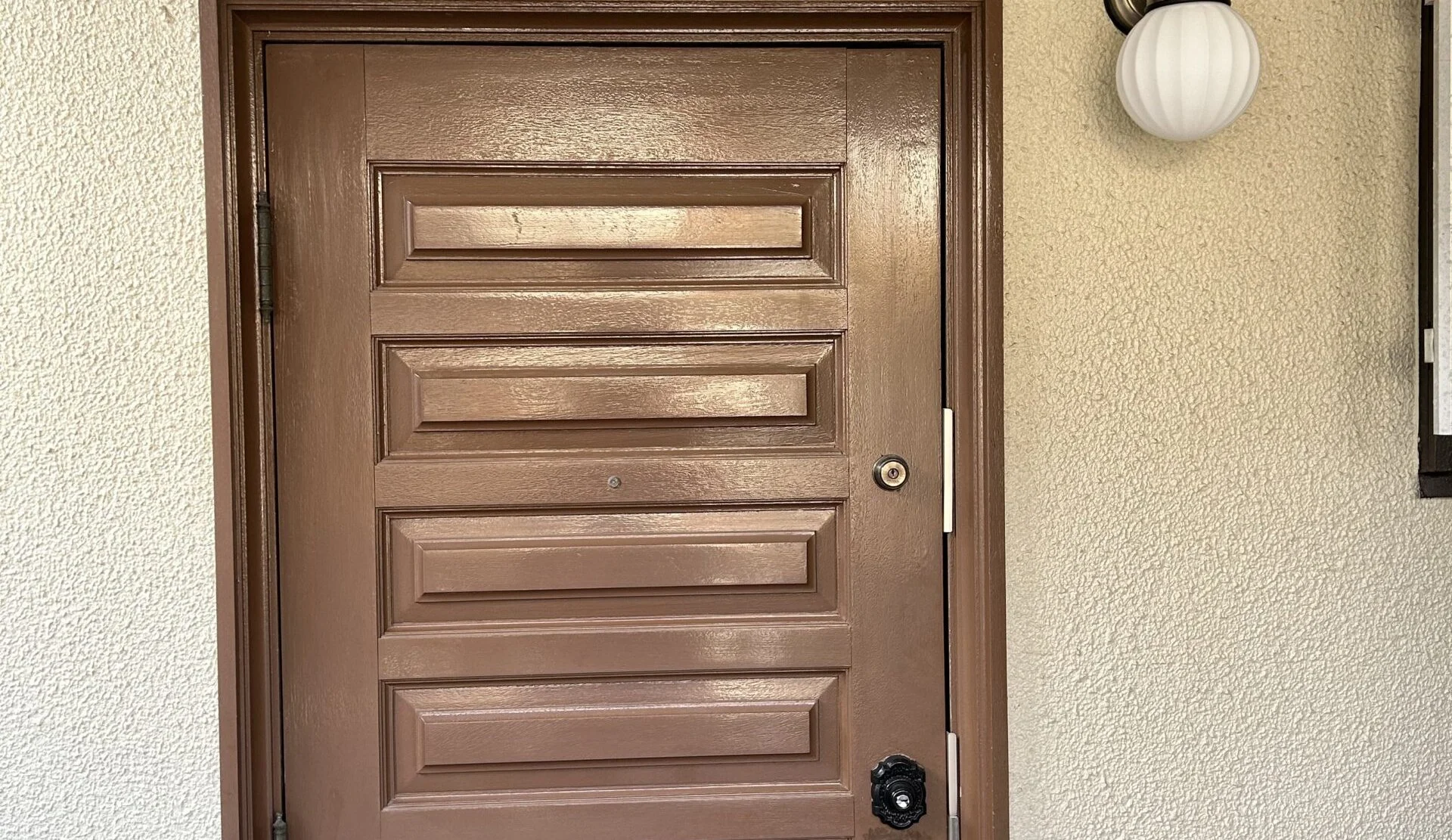 神戸市垂水区M様邸。玄関外灯の交換。北欧風の暖かい光でおもてなし⭐️併設しているカフェにて、アンティーク照明の販売もしております。実物を見ていただいた皆様より大変ご好評頂いております