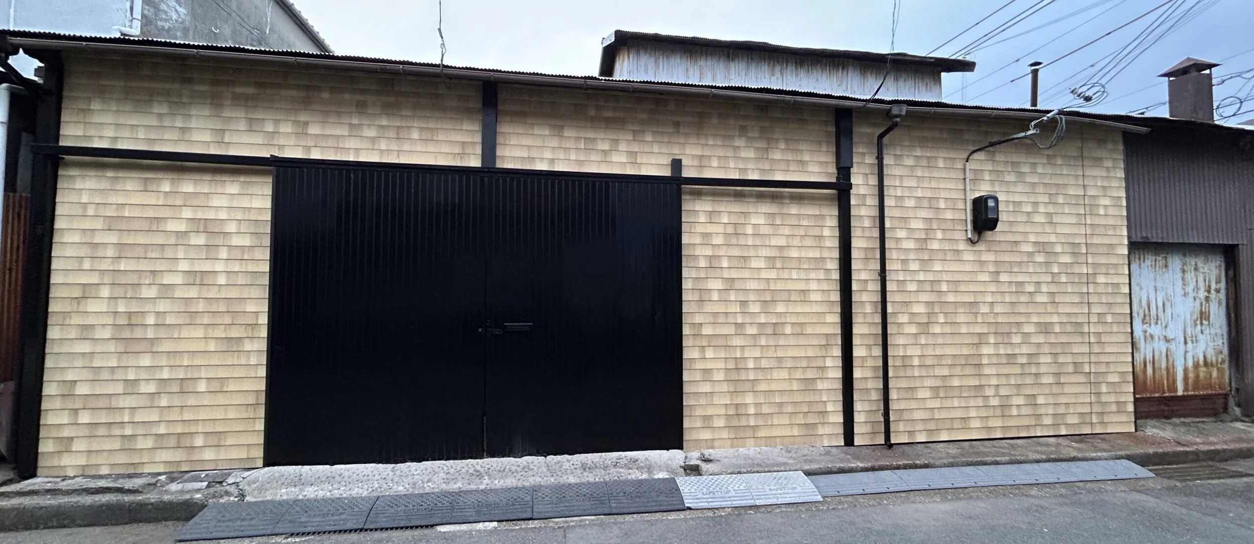 神戸市兵庫区　事務所リフレッシュ。木目が際立つに外観に大変身^ ^