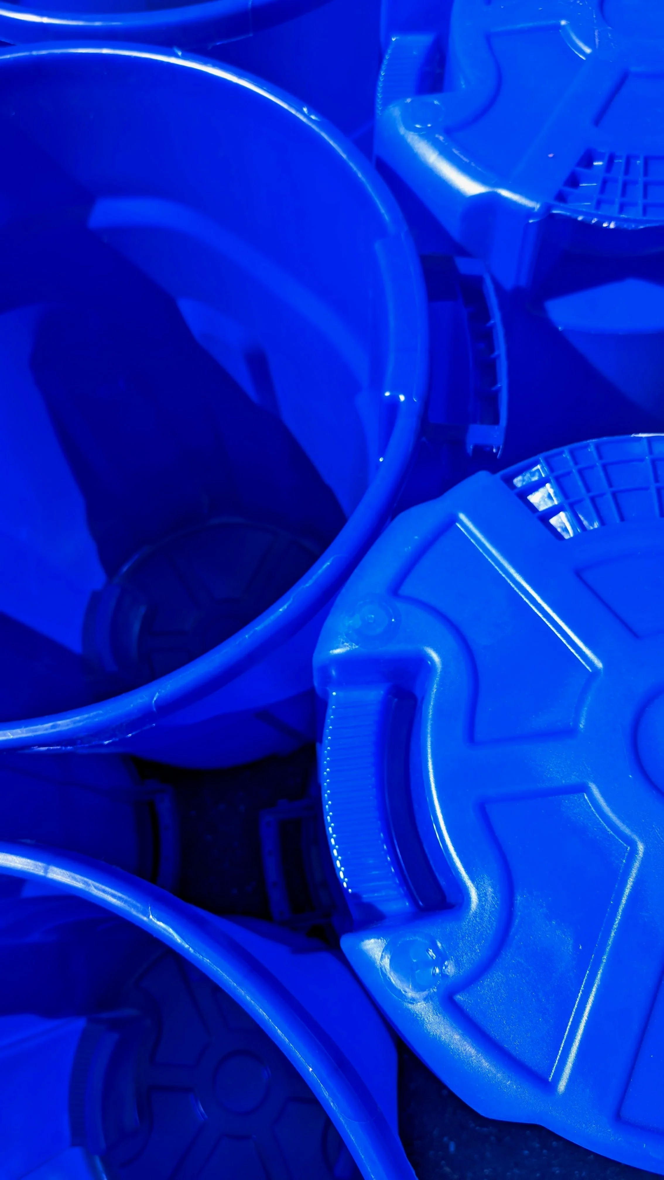 Group+of+32+gallon+blue+recycling+bin+with+recycling+symbol.jpg