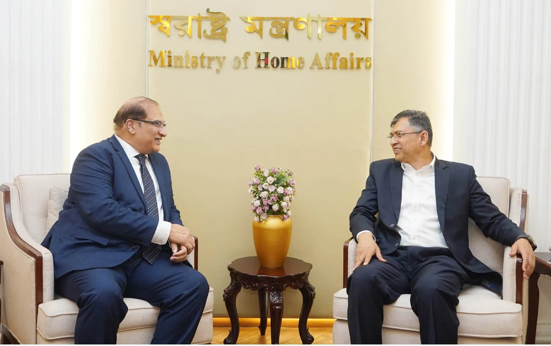 স্বরাষ্ট্রমন্ত্রীর সঙ্গে পাকিস্তানের হাইকমিশনারের সাক্ষাৎ, বিভিন্ন দ্বিপাক্ষিক ইস্যুতে আলোচনা