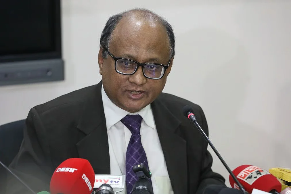 দুদক চেয়ারম্যান আবদুল মোমেন ও দুই কমিশনারের পদত্যাগপত্র জমা