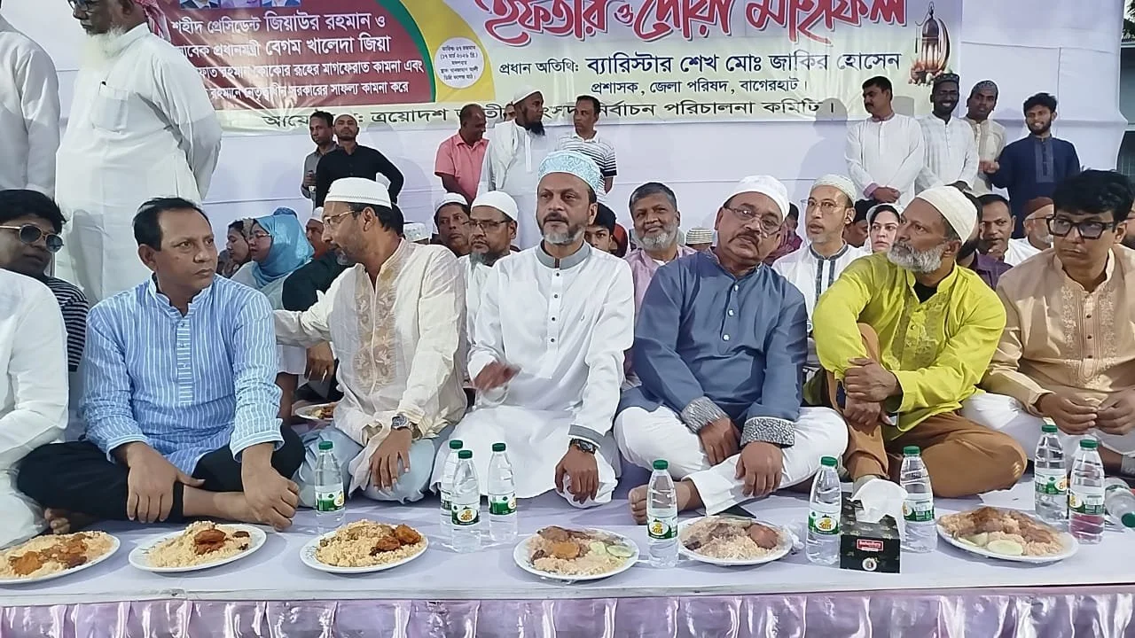 বাগেরহাটের প্রশাসক ব্যারিস্টার শেখ মোঃ জাকির হোসেনের সৌজন্যে দোয়া ও ইফতার অনুষ্ঠিত 