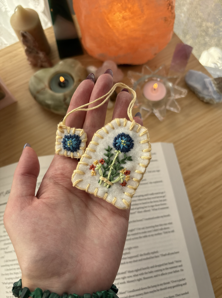 Two-tone Flower Pattern Variation for Felted Tea Bag Bookmark