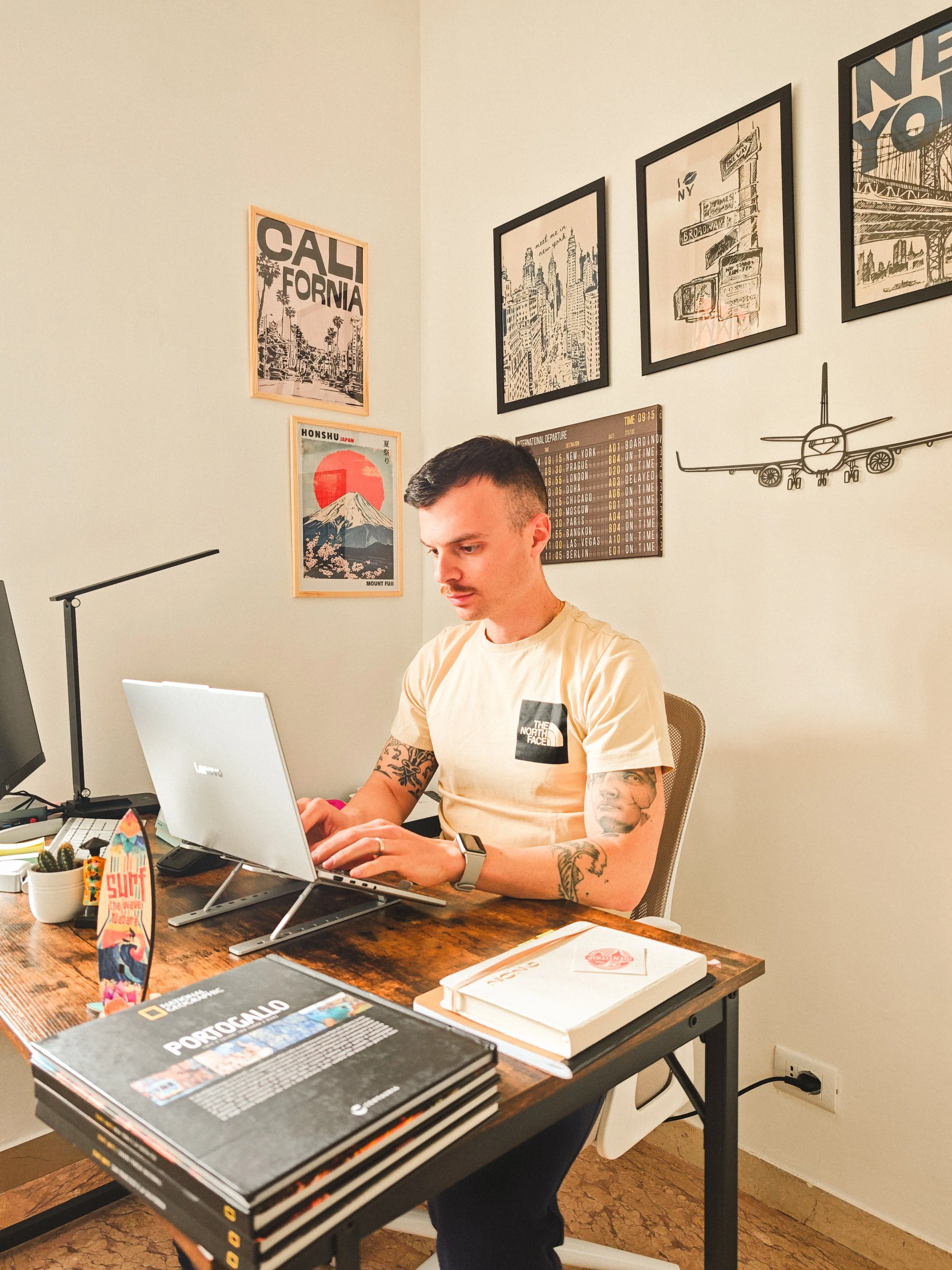 Simone Carta travel designer nel suo ufficio travel design studio per organizzare viaggi su misura