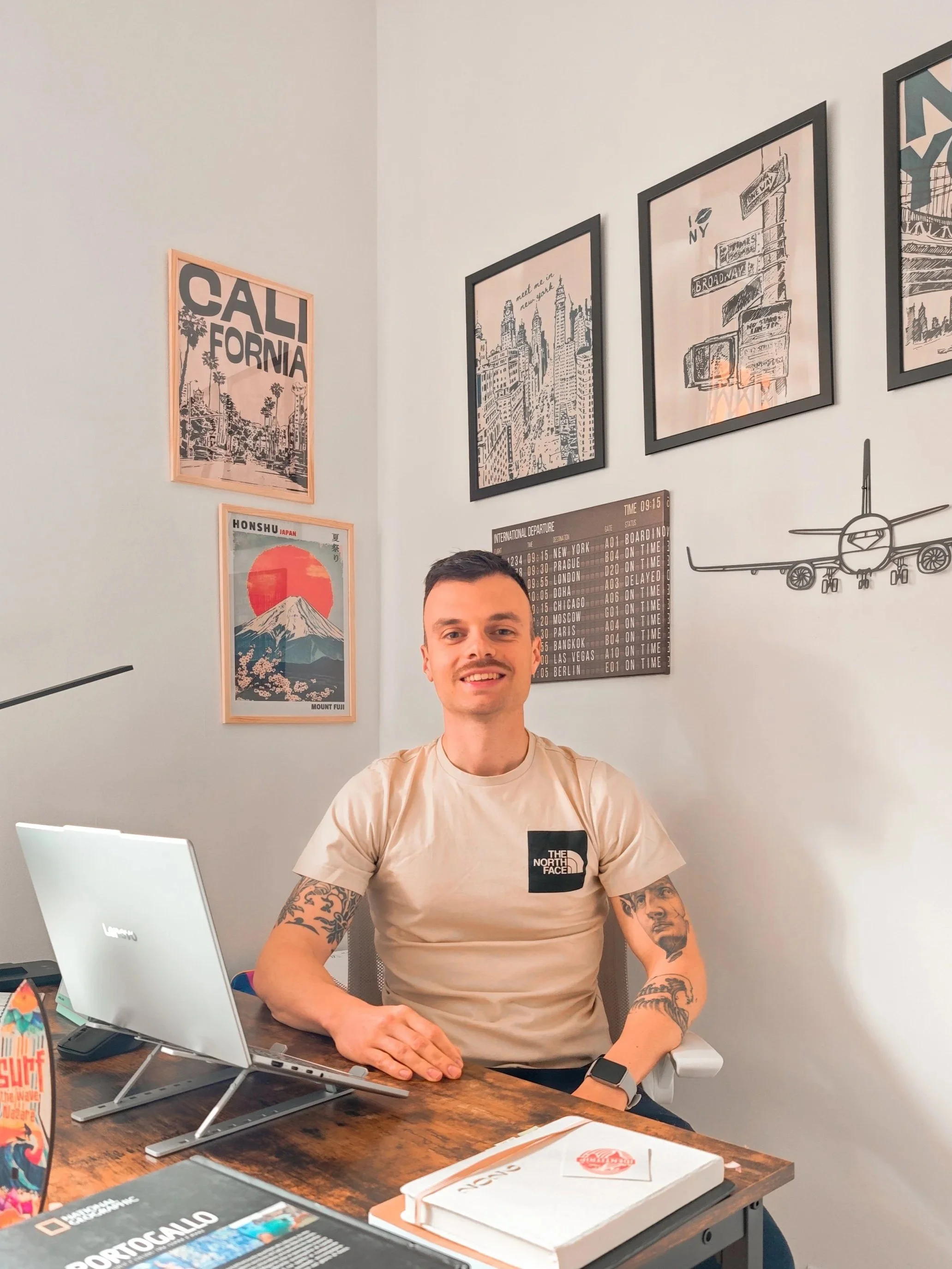 Simone Carta travel designer nel suo studio ufficio