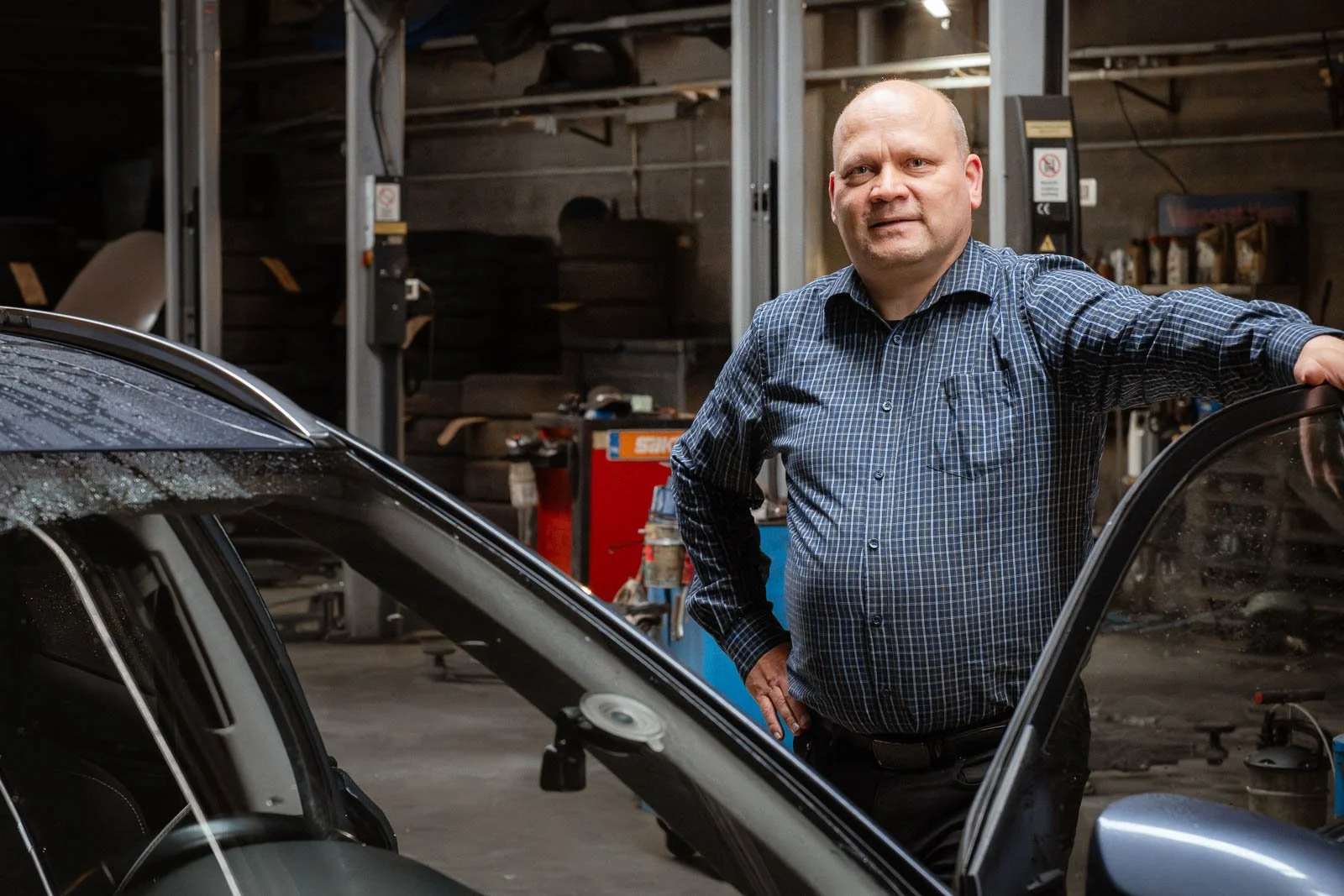 Autohuoltokeskuksen yrittäjä hallissa Klaukkalassa.