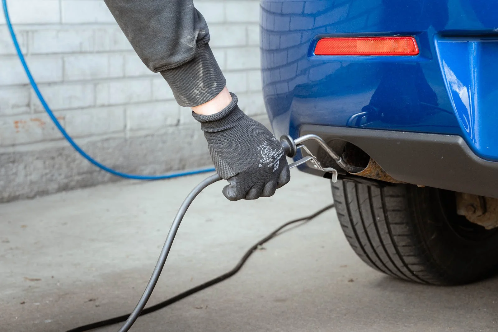 Päästömittaus asiakkaan autolle autohuoltokeskuksessa Klaukkalassa