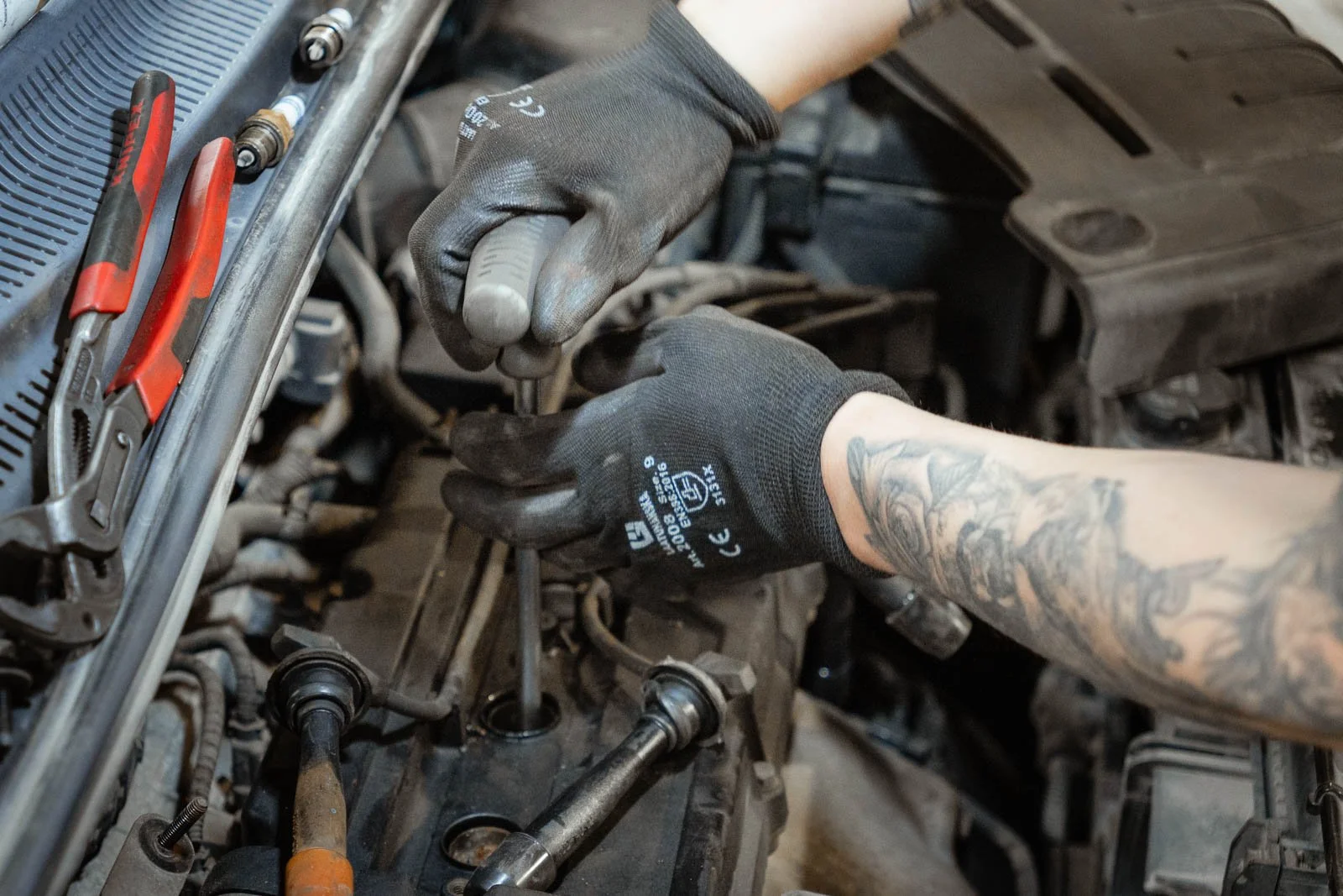 Sytytystulppien vaihto auton huollon yhteydessä Klaukkalassa