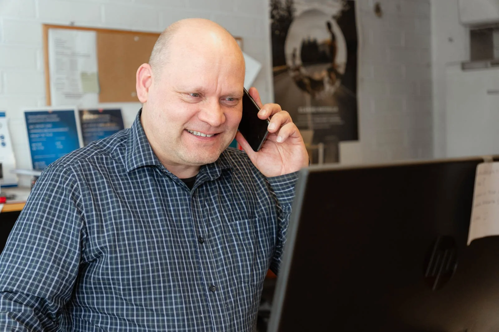 Autohuoltokeskuksen yrittäjä asiakaspalvelutilanteessa Klaukkalassa