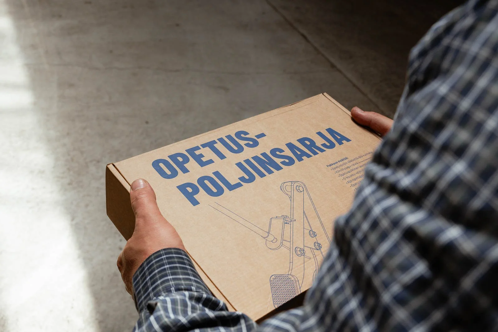 Opetuspoljinsarjan vieminen asennettavaksi autohuoltokeskuksessa Klaukkalassa