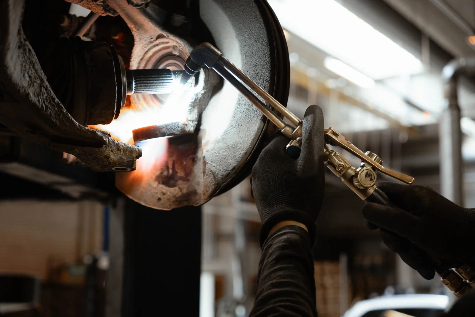 Auton huoltotyön vaihe autohuoltokeskuksessa Klaukkalassa. 