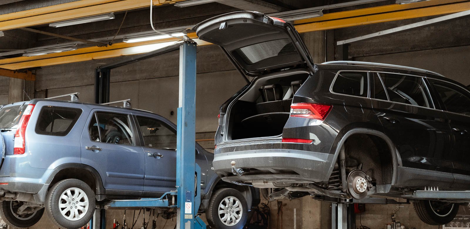 Asiakkaiden autoja huollossa Klaukkalan autohuoltokeskuksessa. 