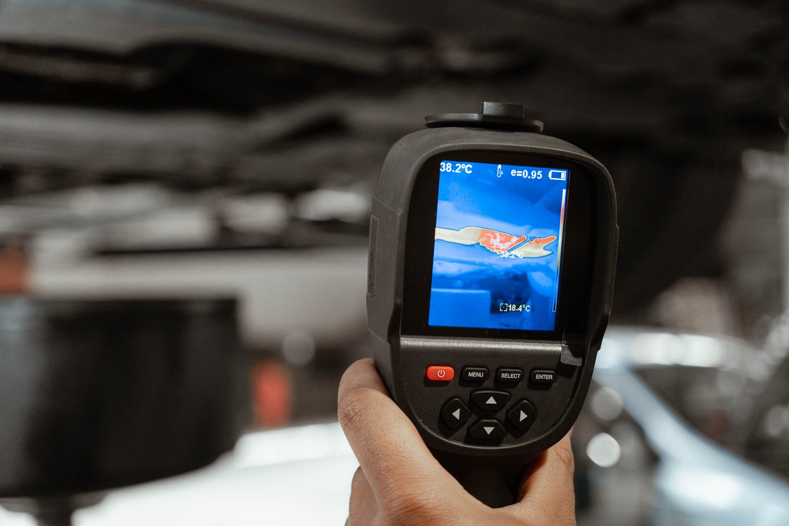 Auton tarkastus lämpökameralla huollon ja diagnostiikan yhteydessä Klaukkalassa