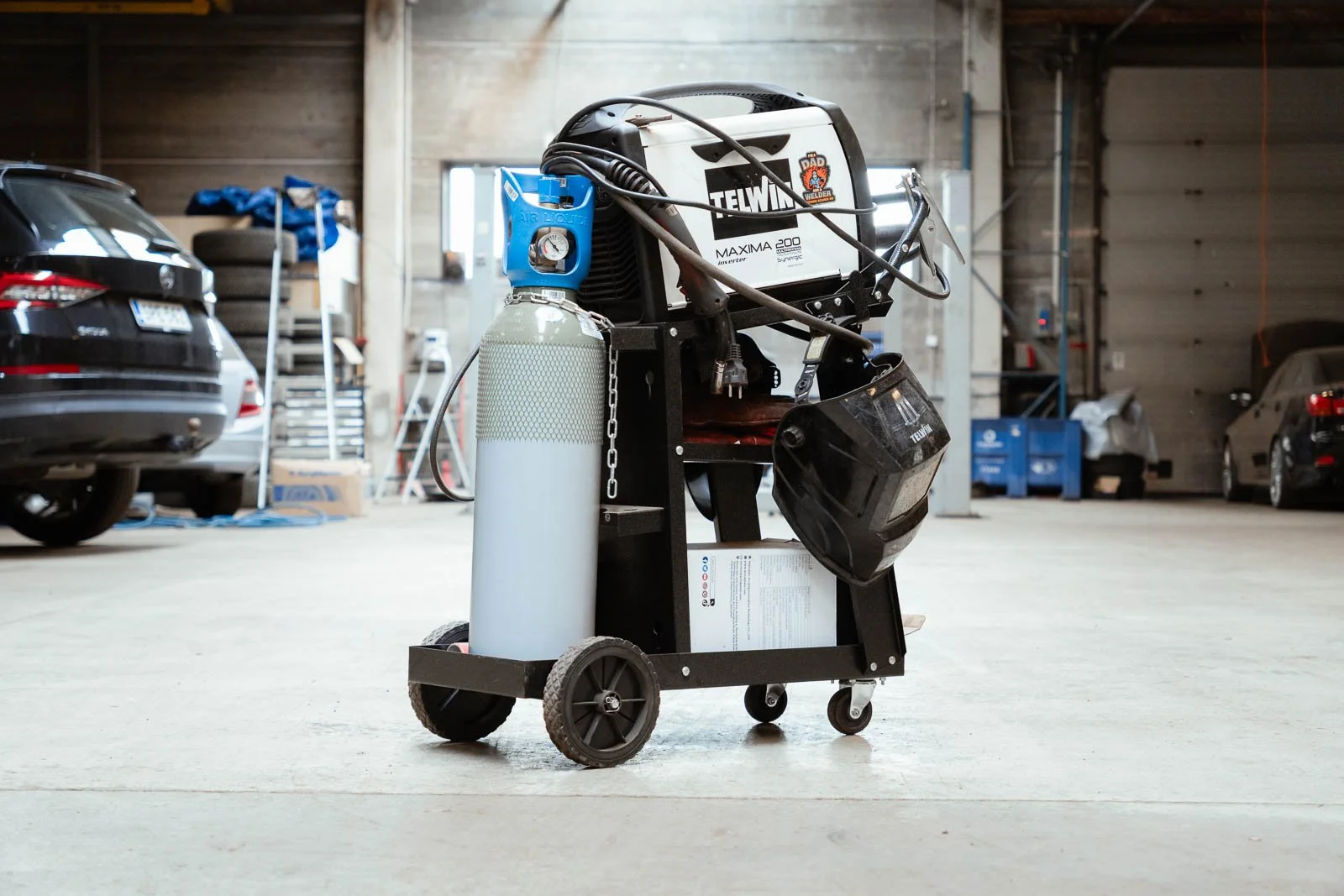 Hitsauslaite korjaamotiloissa, hitsaus- ja korityöt Klaukkalassa