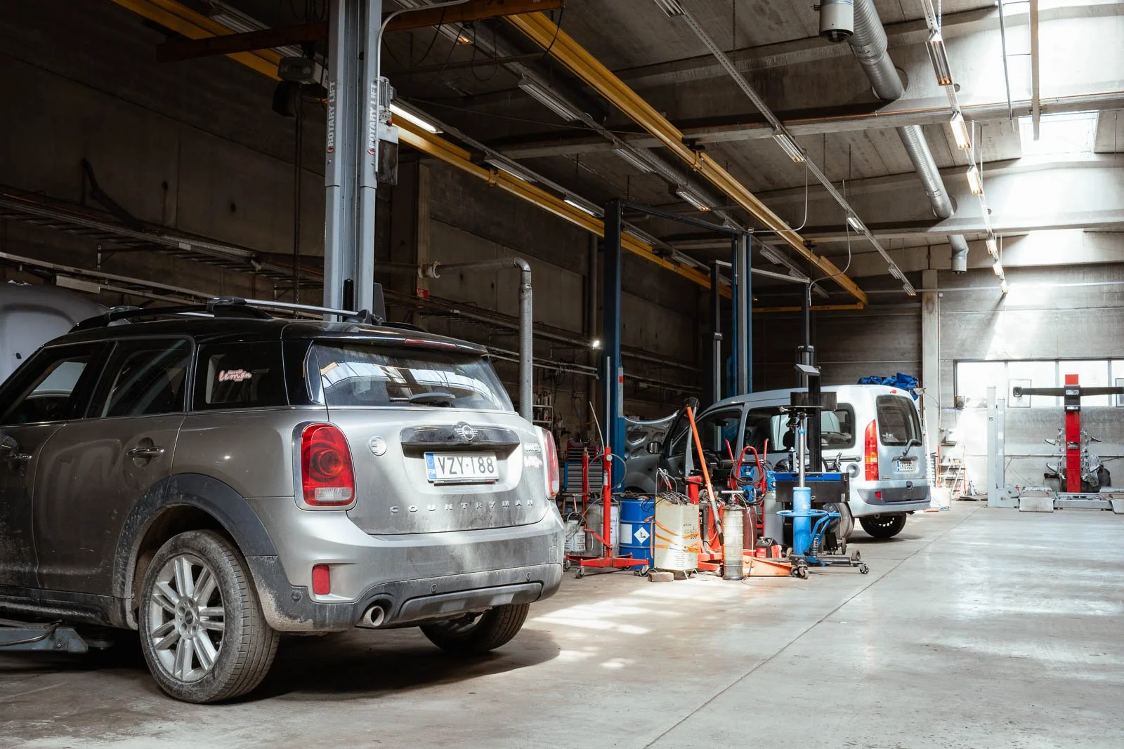 Asiakkaiden autoja huollossa autohuoltokeskuksessa Klaukkalassa. 