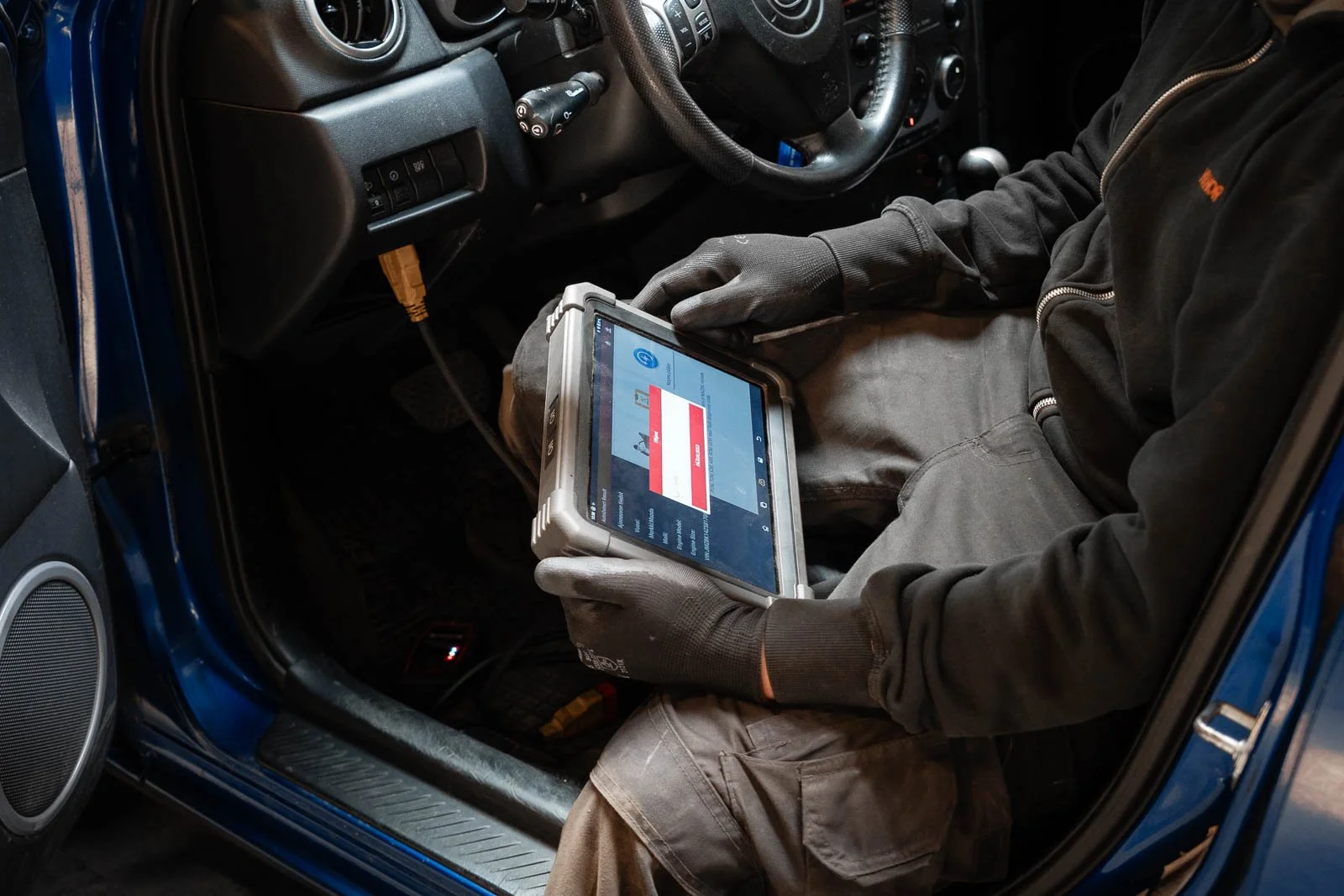 Auton vikakoodien lukeminen diagnostiikkalaitteella autohuoltokeskuksessa Klaukkalassa. 