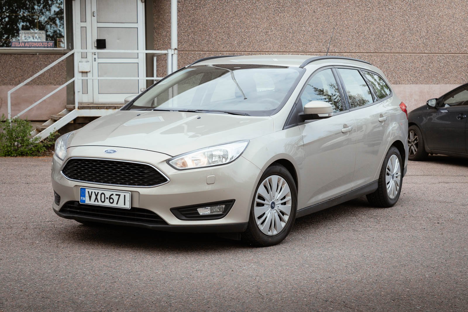 Klaukkalan Autohuoltokeskuksen sijaisauto asiakkaiden käytössä huollon aikana