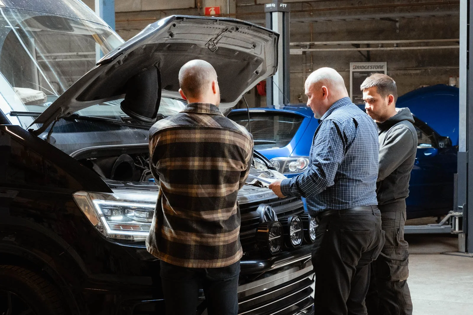 Auton huolto Autohuoltokeskuksessa Klaukkalassa.