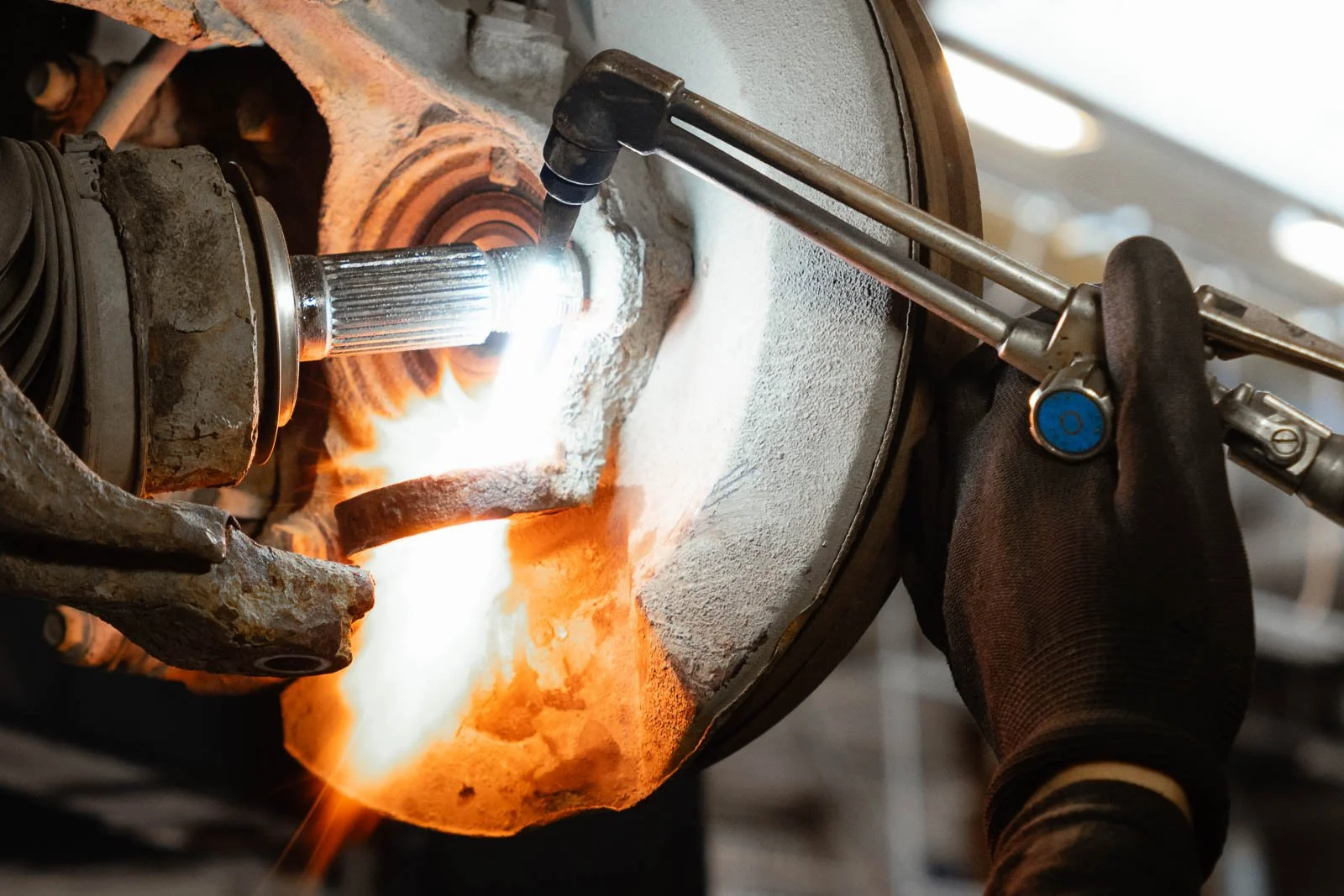 Auton huoltotyön työvaihe korjaamolla Klaukkalassa