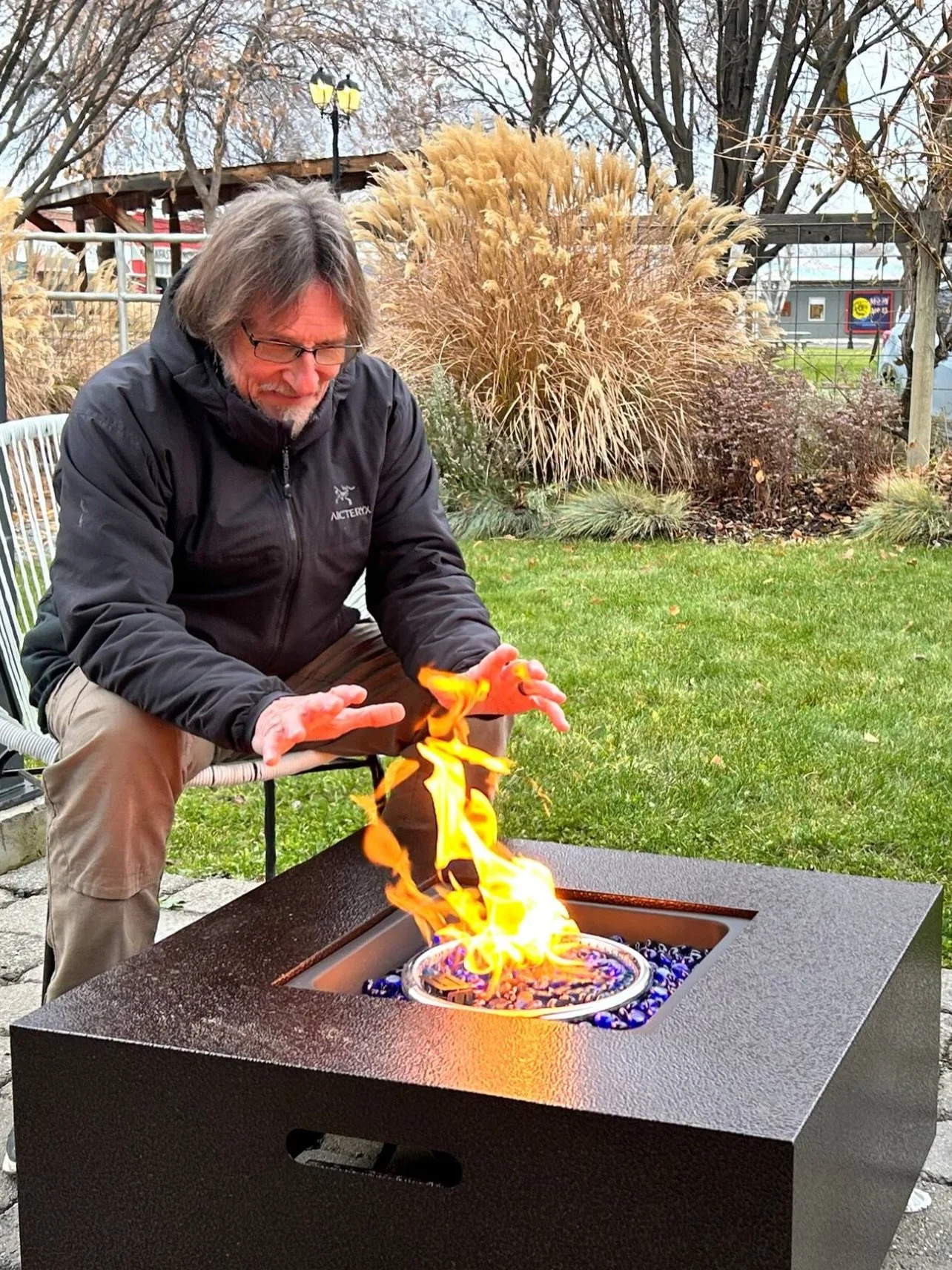 🔥 Outdoor fire pit moments
🛏️ Two cozy queen beds
📍 Right on the Tieton town square with views of the park lights🎄Local art 🖼️ All of the magic  Tieton is right outside your door✨
Book a winter stay ➡️ link in bio or find us on airbnb or vrbo ❤️