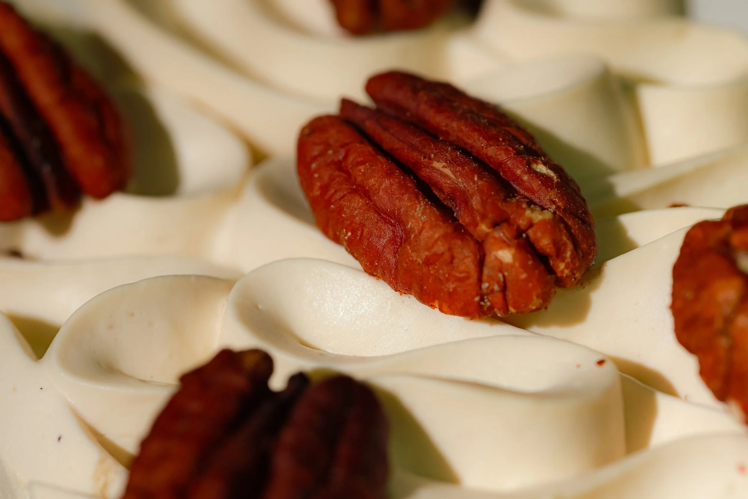 Coeur de gâteau décoré de noix de pécan et crème fouettée