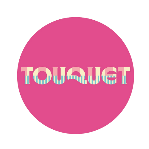 Logo avec fond rose contenant le texte "TOUQUET" en lettres colorées avec des motifs de vagues.