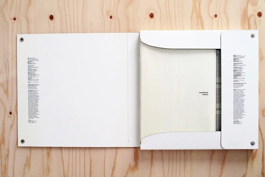  View of the opened case and booklet assemblage (satimat naturel paper, 2 ink print, Cristal pvc folder) 