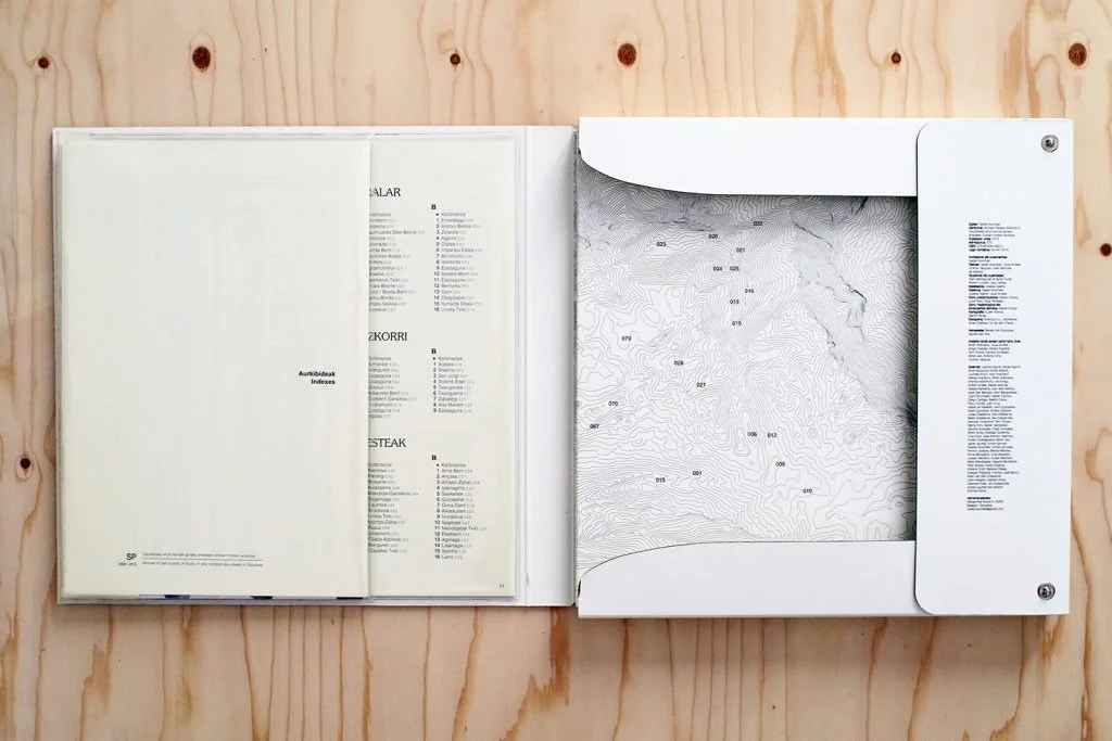  View of the opened case, booklet assemblage and LP folders (printed cartography; 12″ Heavy Black. 180gr) 