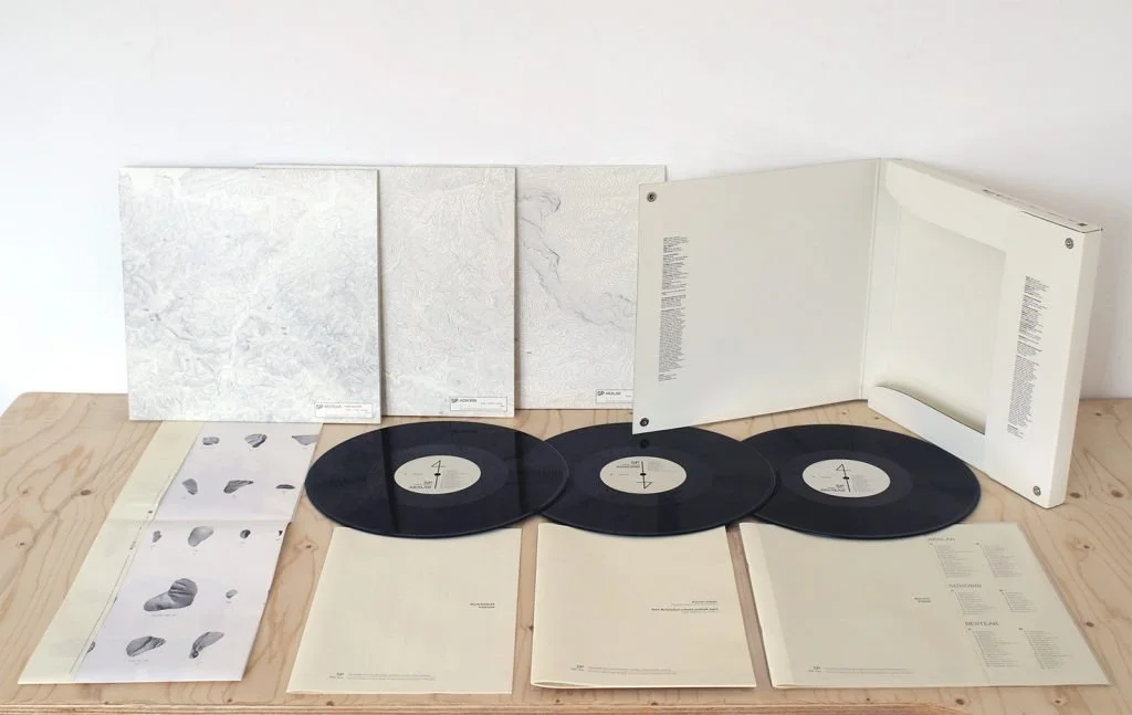  View of all the elements (case, LPs, folders, booklets and poster) 