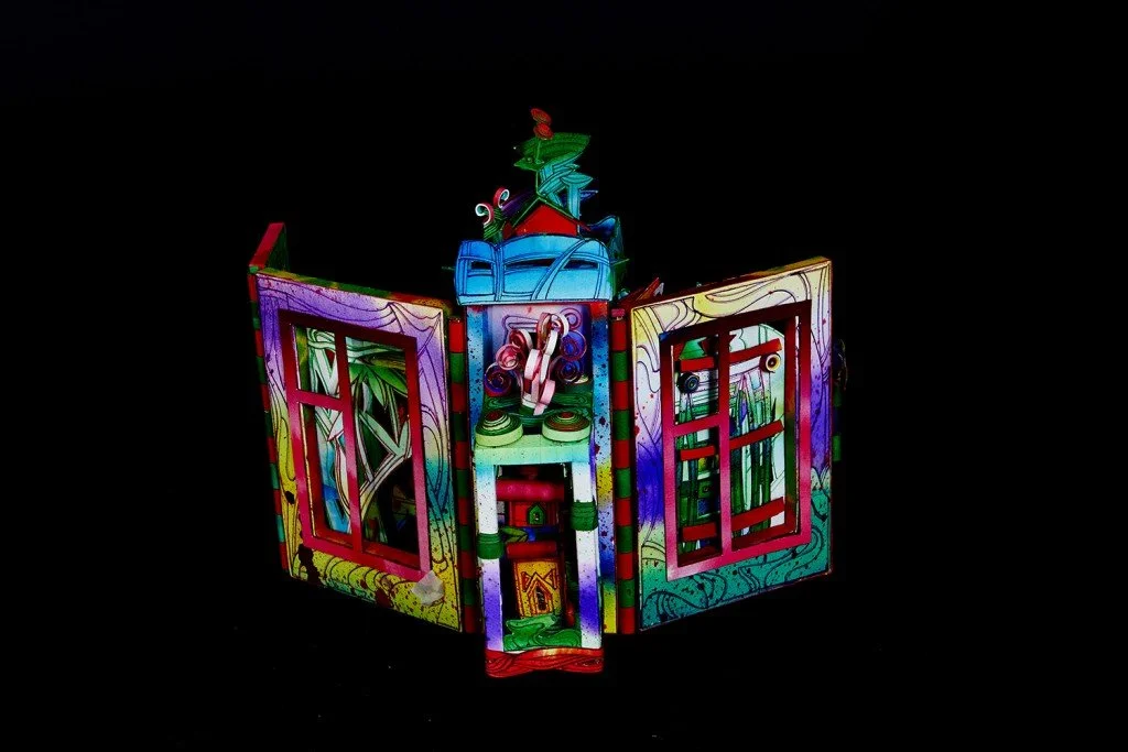  Paul Johnson (Cheshire, England)  bookart.co.uk    Mystery Garden  2014 Unique pop-up carousel book 28 x 35 x 50 cm open 28 x 35 x 35 cm closed  This unique carousel pop-up book is made from over two hundred single sections joined with dovetail hing