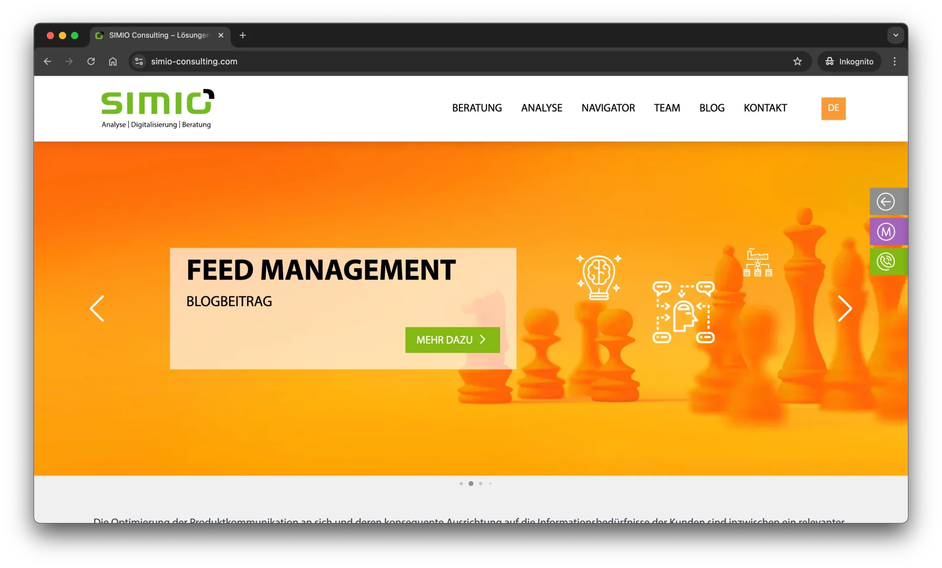 Startseite einer Website mit dem Logo 'SIMIO', Menüleiste mit links: Beratung, Analyse, Navigator, Team, Blog, Kontakt und Spracheinstellungen. Im Mittelpunkt ein orangefarbenes Banner mit einem Schachbrettmuster und Schachfiguren sowie Icons für Ideen, Kommunikation und Zusammenarbeit. Text im Banner: 'Feed Management' und 'Blogbeitrag', Button: 'Mehr dazu'.