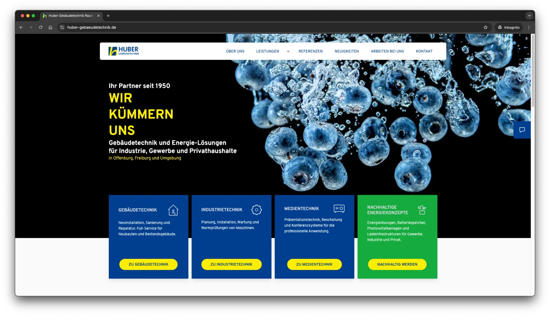 Startseite der Website von Huber Gebäudetechnik, mit blauen Beeren und einem schwarzen Hintergrund, zeigt Informationen zu Gebäudetechnik, Industrietechnik, Medientechnik, nachhaltigen Energiekonzepten und Kontaktmöglichkeiten.