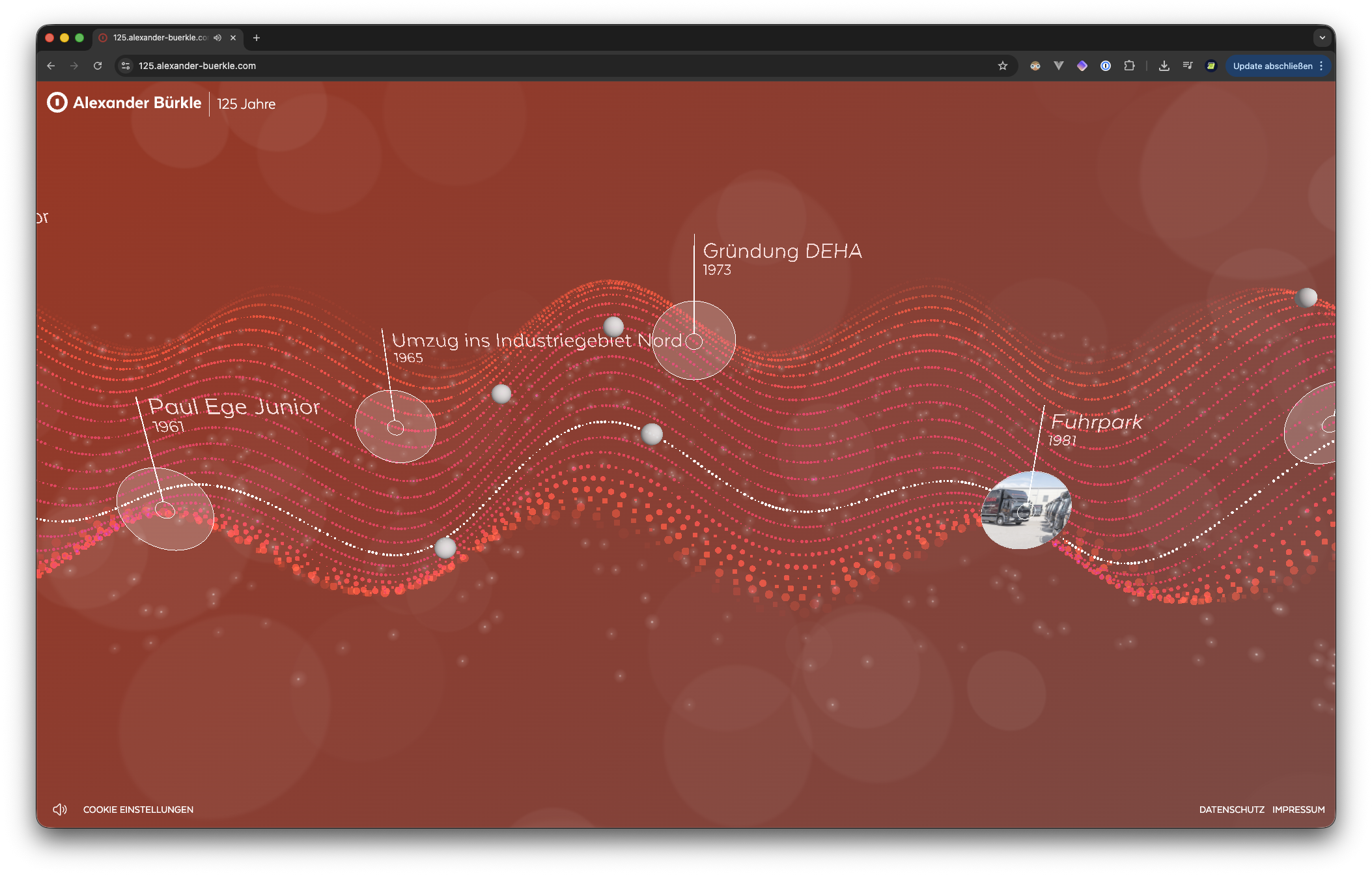 Digitale Timeline mit wichtigen Ereignissen und Daten, darunter Gründung DEHA 1973, Umzug ins Industriegebiet Nord 1965, Paul Ege Junior 1961, Fahrpark 1981, mit einer roten Hintergrundfarbe und grafischen Elementen.