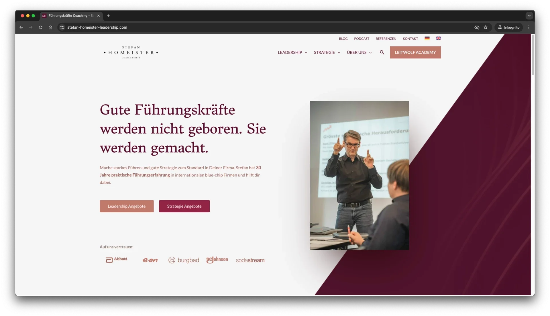 Webseite eines Leadership-Coaching-Unternehmens mit einem Bild eines Mannes, der vor einem Publikum spricht, im Hintergrund ein Präsentationsbild. Text auf der Seite hebt die Bedeutung von Führungskompetenz hervor.